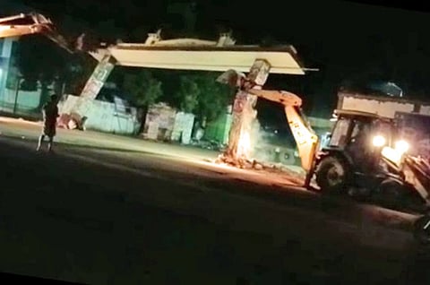 பஸ் நிலைய  நுழைவாயில் ஆர்ச் இடிக்கப்பட்ட போது எடுத்த படம்.