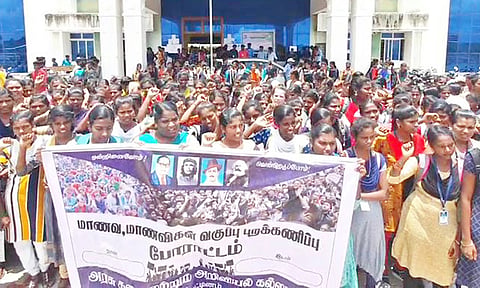 போராட்டம் நடத்திய கல்லூரி மாணவிகள்.