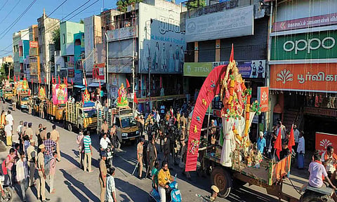 வாலாஜாவில் நேற்று மாலை விநாயகர் ஊர்வலம் நடந்த போது எடுத்த படம்.