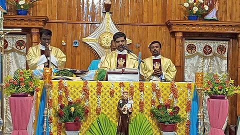 புனித அந்தோனியார் திருத்தல திருவிழா கொடியேற்றம் நடைபெற்ற போது எடுத்த படம்.