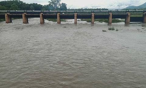 அணைப்பட்டியில் கரைபுரண்டு ஓடும் வைகை ஆறு.