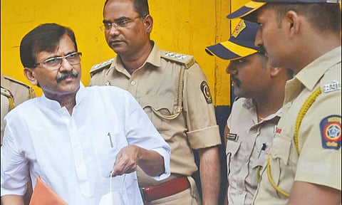 நீதிமன்ற காவல் நீட்டிப்பை தொடர்ந்து சஞ்சய் ராவத் எம்.பி. மீண்டும் சிறைக்கு கொண்டு செல்லப்பட்ட காட்சி.