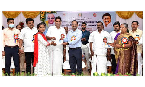 பர்கூரில் நடந்த நிகழ்ச்சியில் கல்லூரி மாணவிகளுக்கு மாதாந்திர உதவித்தொகைக்கான ஆணைகளை கலெக்டர் ஜெயசந்திரபானுரெட்டி வழங்கிய போது எடுத்த படம். அருகில் எம்.எல்.ஏ.க்கள் பர்கூர் மதியழகன், தளி ராமச்சந்திரன், முன்னாள் எம்.எல்.ஏ. செங்குட்டுவன் மற்றும் பலர் உள்ளனர்.