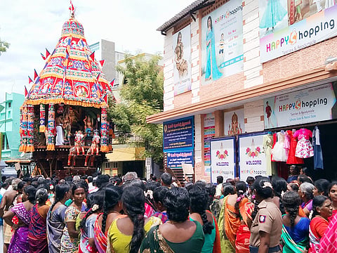 பக்தர்கள் வெள்ளத்தில் தேரோட்டம் நடந்தது.
