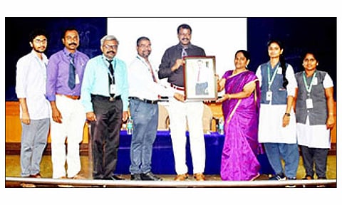 விழாவின்போது, கல்லூரி முதல்வருக்கு துறை தலைவர்கள் நினைவுப் பரிசு வழங்கியபோது எடுத்த படம்.