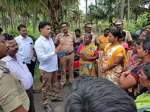 ஆக்கிரமித்து வீடு கட்டியவர்களிடம் அதிகாரிகள் பேச்சு வார்த்தை நடத்தினர்.