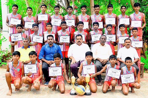 பரிசு கோப்பையுடன் மாணவர்கள்.