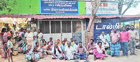 ரேஷன் கடை முன்பு அமர்ந்திருந்த பொதுமக்கள்&nbsp;