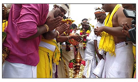 புலிக்கரை கிராமத்தில்  மகா மாரியம்மன், அக்குமாரியம்மன் கோவில் கும்பாபிஷேக விழா