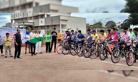 சைக்கிள் போட்டியை கலெக்டர் வினீத் தொடங்கி வைத்த காட்சி.&nbsp;