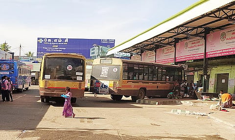 தேவகோட்டை பஸ் நிலையத்தில் நிற்கும் அரசு டவுன் பஸ்கள்.
