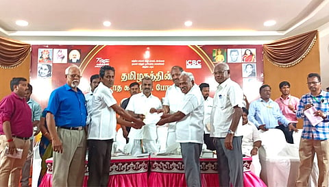 மத்திய இணைஅமைச்சர் முருகனிடம் மனுஅளித்த கோழிப்பபண்ணையாளர்கள்.