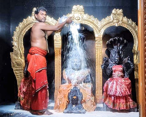அம்மனுக்கு அபிஷேகம் நடந்த காட்சி.
