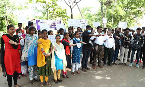 தற்கொலை தடுப்பு  விழிப்புணர்வு உறுதிமொழியை மாணவர்கள் எடுத்துக்கொண்ட காட்சி.