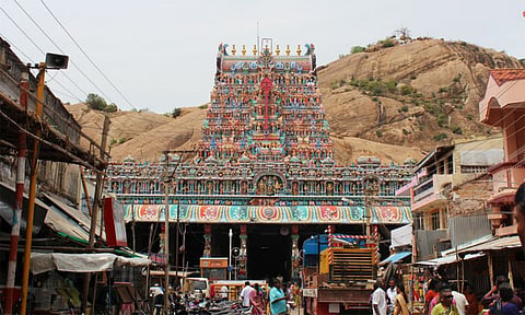 திருப்பரங்குன்றத்தில் பக்தர்கள் கிரிவலம் சென்று சாமி தரிசனம்