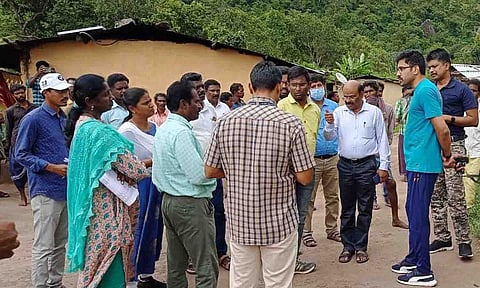 மலைவாழ் கிராமங்களில் கலெக்டர் ஆய்வு செய்த காட்சி.&nbsp;&nbsp;
