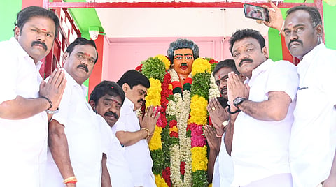 இமானுவேல் சேகரன்  சிலைக்கு முன்னாள் அமைச்சர் கே.டி.ராஜேந்திரபாலாஜி மாலை அணிவித்து மரியாதை செலுத்தினார். அருகில் ஸ்ரீவில்லிபுத்தூர் எம்.எல்.ஏ. மான்ராஜ், முன்னாள் எம்.எல்.ஏ. ராஜவர்மன், முன்னாள் அமைச்சர் இன்பதமிழன் மற்றும் நிர்வாகிகள் உள்ளனர்.&nbsp;&nbsp;