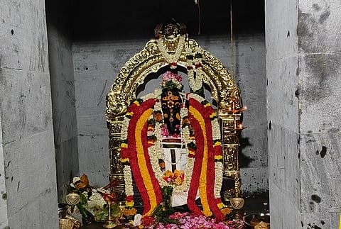 ஹெலிகாப்டர் மூலம் மலர் தூவி கோவில் கும்பாபிஷேகம்