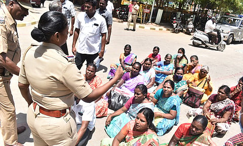 இலவச வீட்டு மனைபட்டா வழங்க கேட்டு கிராம மக்கள் தர்ணா போராட்டம்