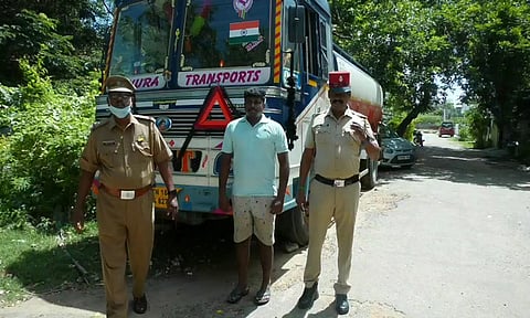 டீசல் கடத்தி வந்த லாரியையும் டிரைவரையும் போலீசார்&nbsp; மடக்கியபோது எடுத்த படம்.