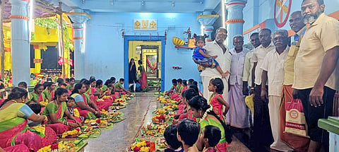 பூஜையில் கலந்து கொண்டவர்களை படத்தில் காணலாம்.