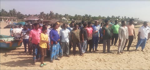 கடற்கரையில் குவிந்த மீனவர்கள்.&nbsp;