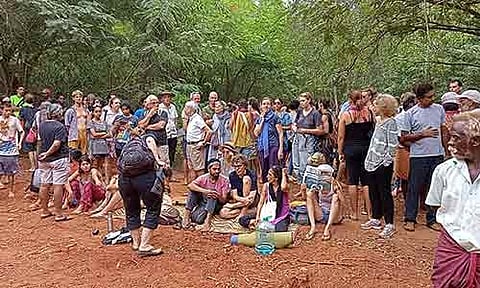 ஆரோவில்லில் தனிநபர் வாங்கிய இடத்துக்கு எதிர்ப்பு தெரிவித்து வெளிநாட்டினர் திரண்டு இருந்த காட்சி.