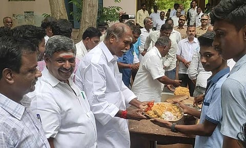 பள்ளி மாணவ-மாணவிகளுக்கு முதல்-அமைச்சர் ரங்கசாமி பிரியாணி வழங்கிய காட்சி.&nbsp;