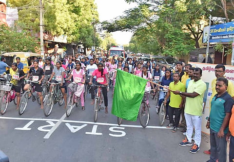 சைக்கிள் போட்டியை துணைமேயர்  ராஜூ கொடியசைத்து தொடங்கி வைத்த காட்சி