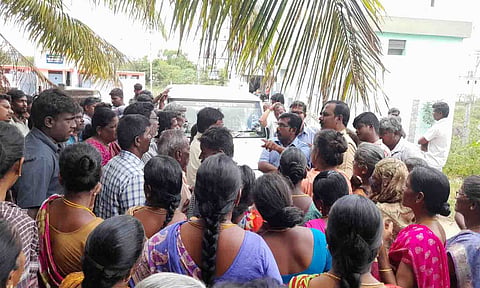 பொதுமக்கள்  முற்றுகையிட்ட காட்சி.&nbsp;