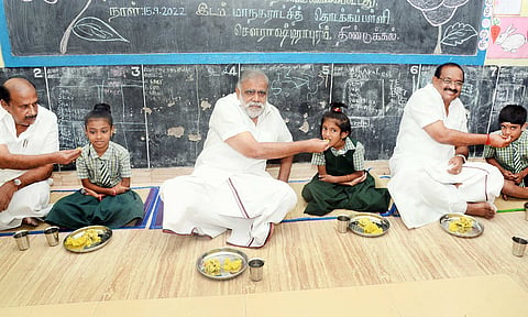 அமைச்சர்கள் இ.பெரியசாமி, அர.சக்கரபாணி ஆகியோர் காலை சிற்றுண்டி உணவுத்திட்டத்தை தொடங்கி வைத்தனர்.