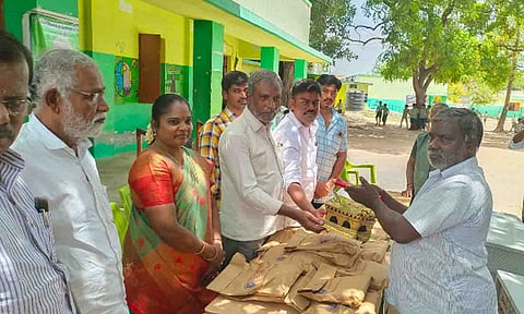 &nbsp;நலத்திட்ட உதவிகள் வழங்கப்பட்ட காட்சி.
