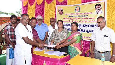 முகாமில் ஆர்.டி.ஓ. சவும்யாவிடம் பொதுமக்கள் கோரிக்கை மனு வழங்கிய காட்சி.