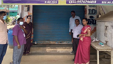 கருமந்துறையில் தனியார் மருந்தகத்திற்கு அதிகாரிகள்சீல் வைத்த  காட்சி.