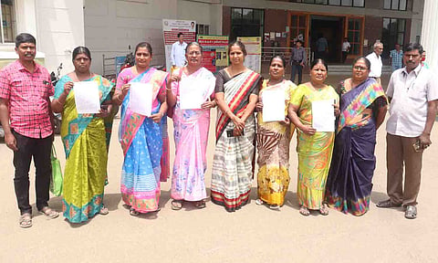 மனு கொடுக்க வந்தவர்களை படத்தில் காணலாம்.&nbsp;