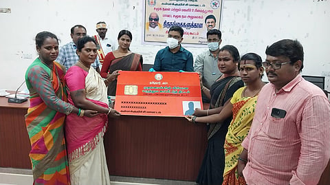 மாவட்ட கலெக்டர் ஷ்ரவன் குமார் மூன்றாம் பாலினத்தவருக்கு மருத்துவ காப்பீட்டு அட்டையை வழங்கிய போது எடுத்த படம்.
