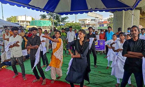 மாணவர்களின் விழிப்புணர்வு கலைநிகழ்ச்சி நடைபெற்ற காட்சி.&nbsp;