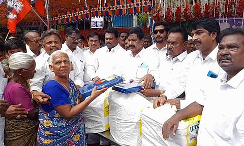 பாண்டுரங்கன் நினைவுநாளையொட்டி ஏழைகளுக்கு அ.தி.மு.க. கிழக்கு மாநில செயலாளர் அன்பழகன் வேட்டி, சேலை வழங்கிய காட்சி.&nbsp;