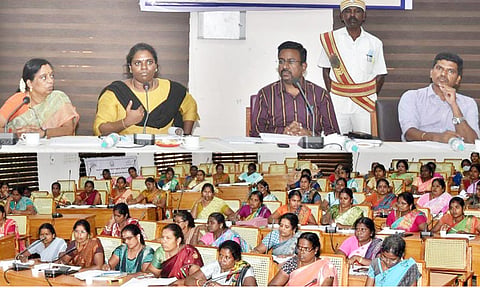 அனைத்து பணியாளர்களுக்கான கலந்தாய்வு கூட்டத்தில் கலெக்டர் தினேஷ் பொன்ராஜ் ஆலிவர் பங்கேற்று பேசினார்.