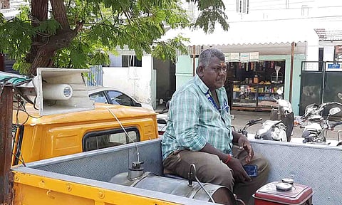 கொசு மருந்து அடிக்கும் வாகனத்தில்   ஒலிபெருக்கி அமைக்கப்பட்டு    விழிப்புணர்வு மேற்கொள்ளப்பட்ட காட்சி.&nbsp;&nbsp;