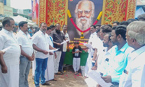 பெரியார் படத்திற்கு மாலை அணிவித்து மரியாதை செலுத்தப்பட்டது.