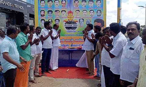 &nbsp;தியாகிகளுக்கு மரியாதை செலுத்தப்பட்ட காட்சி.