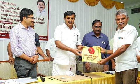 &nbsp;பொதுமக்களின் பயன்பாட்டிற்காக மஞ்ச பைகளை அமைச்சர் வழங்கிய காட்சி.
