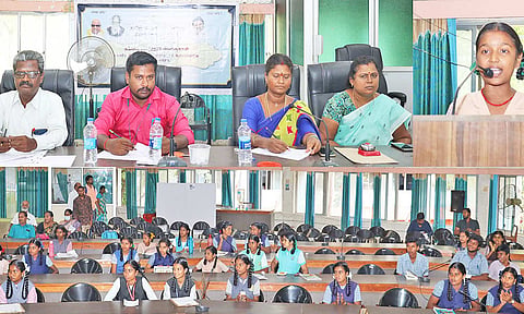 திண்டுக்கல் மாவட்ட கலெக்டர் அலுவலக கூட்டரங்கில் பெரியார் பிறந்தநாளையொட்டி பள்ளி, கல்லூரி மாணவர்களுக்கான பேச்சுப்போட்டி நடைபெற்றது.