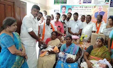 நிகழ்ச்சியில் மோதிரங்கள் வழங்கப்பட்ட காட்சி.&nbsp;