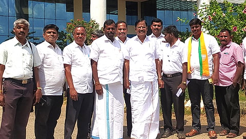 பாஜக மாநில துணைத் தலைவா் வி.பி.துரைசாமி நேற்று மனு அளித்த போது எடுத்த படம்.