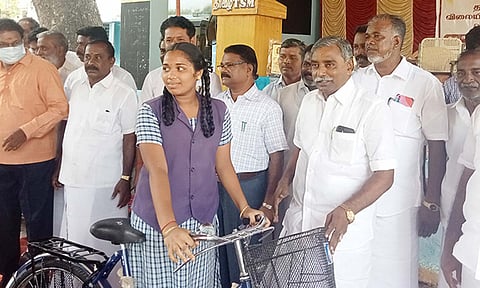 மாணவ-மாணவிகளுக்கு விலையில்லா சைக்கிள்களை பூண்டி கலைவாணன் எம்.எல்.ஏ. வழங்கினார்.