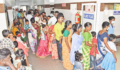 மருத்துவமனையில் சிகிச்சைக்காக காத்திருப்போரை படத்தில் காணலாம்.