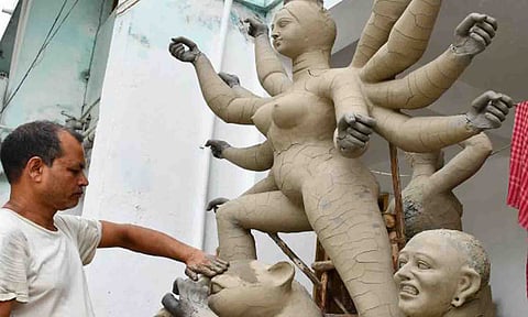 &nbsp;துர்கா சிலைகள் வடிவமைக்கும் பணிகளில் ஈடுபட்டுள்ள கைவினை கலைஞரை படத்தில் காணலாம்.