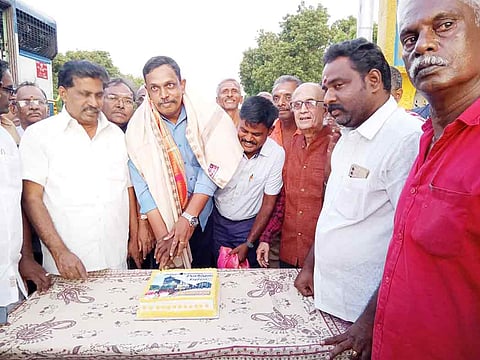 &nbsp;பொதிகை எக்ஸ்பிரஸ் ரெயிலின் 18-ம் ஆண்டு தொடக்க விழாவையொட்டி கேக் வெட்டி கொண்டாடிய காட்சி.